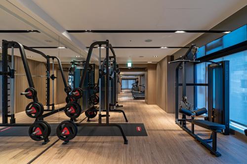 un gimnasio con equipo cardiovascular en una habitación de hotel en Hanns House en Taipéi