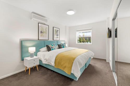 מיטה או מיטות בחדר ב-Burwood Serviced Apartments