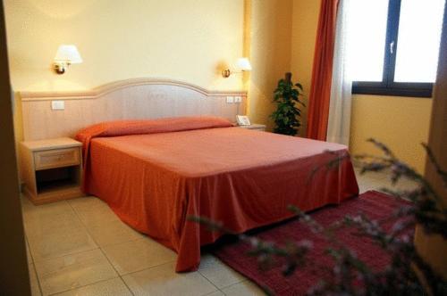 Een bed of bedden in een kamer bij Yacht Marina Hotel