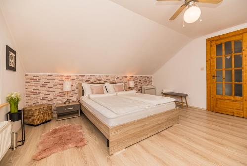 Postel nebo postele na pokoji v ubytování Home Alone