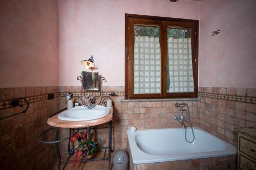 a bathroom with a sink and a bath tub at Katia Loreti in Capodacqua di Foligno
