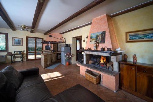 a living room with a fireplace in the middle of it at Katia Loreti in Capodacqua di Foligno