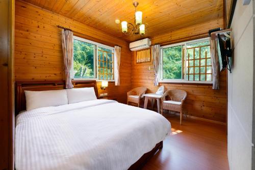 een slaapkamer met een bed in een houten kamer bij Li Jin Kuan Homestay in Nanzhuang