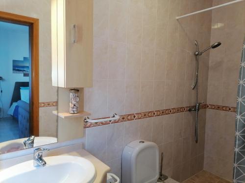 y baño con aseo, lavabo y ducha. en Azimute Guest House en Aljezur