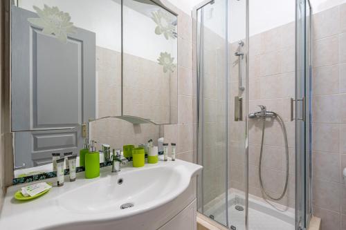une salle de bain avec un lavabo et une douche dans l'établissement Blue Appartement Spacieux 3 chambres, à Marseille