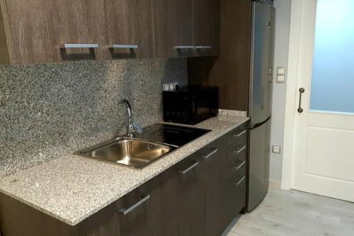 a kitchen with a sink and a refrigerator at DISFRUTE DE SUS VACACIONES CON WIFI EN EL PUERTO DE CARIÑo in Cariño