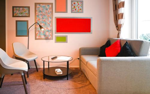 2 Bedroom Apartment with Terrace near Naschmarkt Metro U4