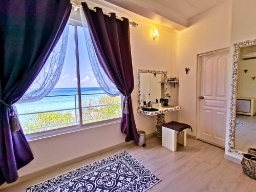 a room with a large window with a view of the ocean at White Maakana Lodge Maldives - all inclusive ed escursioni incluse ogni giorno in Felidhoo 
