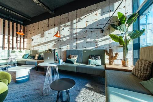 Ein Sitzbereich in der Unterkunft Ibis Styles Rouen Centre Rive Gauche