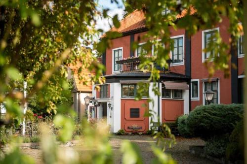 dom z pomarańczowymi drzwiami przed nim w obiekcie Slottshotellet Annex w mieście Kalmar