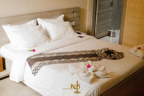 Roots Hotel Apartments Abidjan tesisinde bir odada yatak veya yataklar