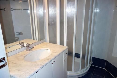 y baño con lavabo y ducha. en Royal 141 SKI LIFT & TERRACE apartment 8 pers by Alpvision Résidences, en Veysonnaz