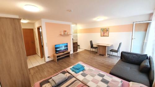 a living room with a couch and a table at Gemütliche Ferienwohnung in Wasserburg in Wasserburg