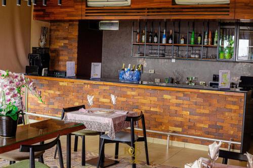 Nápoje v ubytování Roots Hotel Apartments Abidjan