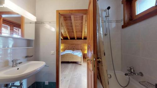 Royal 041 COMFORTABLE & CENTER apartment 8 pers by Alpvision Résidences في فييسوناز: حمام مع مغسلة وحمام مع سرير