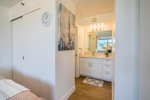 Et badeværelse på FLASH DEALS, Free Parking, WiFi, AC, Comfy Beds, and Great View