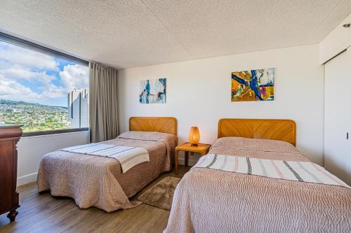 En eller flere senge i et værelse på FLASH DEALS, Free Parking, WiFi, AC, Comfy Beds, and Great View