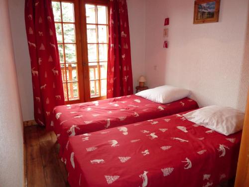 - une chambre avec 2 lits et une fenêtre dans l'établissement appartement myosotis pour 10 personnes, à Saint-Martin-de-Belleville