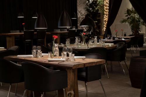 a table with glasses on it in a restaurant at Best Western ToRVEhallerne in Vejle