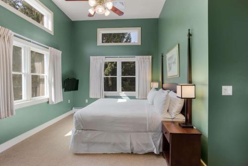 Llit o llits en una habitació de The Palmer House Resort, Ascend Hotel Collection