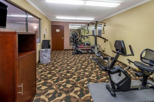 a hotel room with a gym with exercise equipment at Quality Inn Paradise Creek in Pullman
