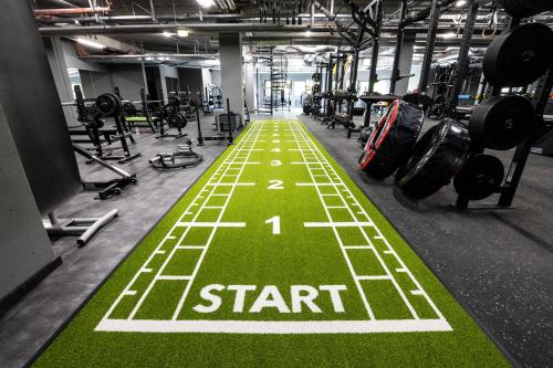a gym with a start sign on the floor at Feel Good Hotel in Chemnitz