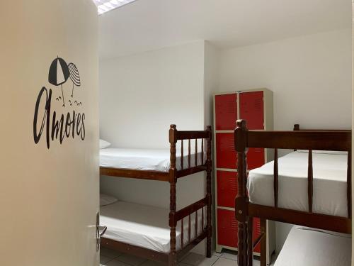 een kamer met 2 stapelbedden en een koelkast bij Positive Hostel in Balneário Camboriú