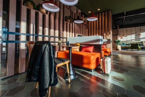 Ein Sitzbereich in der Unterkunft Ibis Styles Rouen Centre Rive Gauche