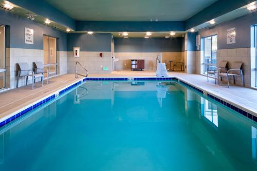 ein Pool mit blauem Wasser in einem Gebäude in der Unterkunft Holiday Inn Express & Suites - Bend South, an IHG Hotel in Bend