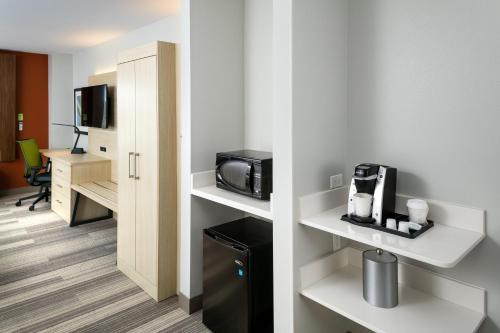 a hotel room with a microwave and a coffee maker at Holiday Inn Express & Suites - Bend South by IHG in Bend