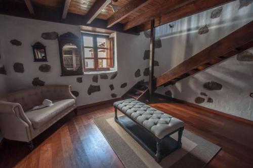 sala de estar con sofá y silla en CASA RURAL TISALAYA en Tinajo