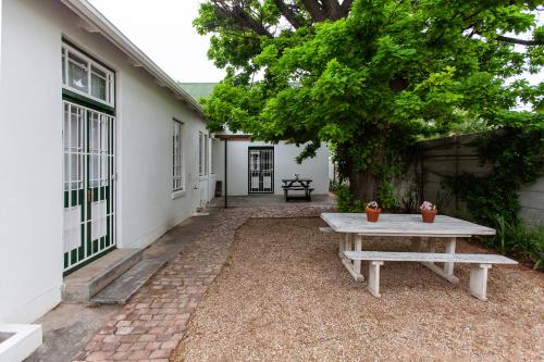 Κήπος έξω από το The Habit Guesthouse