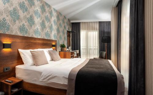 Habitación de hotel con cama grande y escritorio. en Hotel Bossuite Business, en Estambul