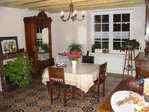 - une salle à manger avec une table et des chaises dans l'établissement Au Pré du Moulin, à Clamanges