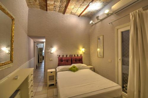 羅馬的住宿－Navona Fico Apartment，一间小卧室,配有一张床和镜子