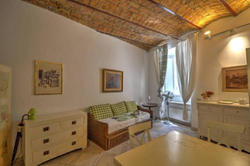 羅馬的住宿－Navona Fico Apartment，客厅配有沙发和桌子