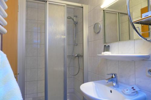 a bathroom with a shower and a sink at Altstadt-Hotel Zum Hechten in Füssen