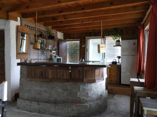 una cocina con barra de ladrillo en una casa en Para pasar bien!, en Maldonado