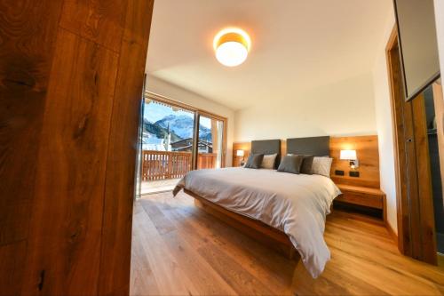 Un pat sau paturi într-o cameră la San Vigilio di Marebbe - Suite di Montagna
