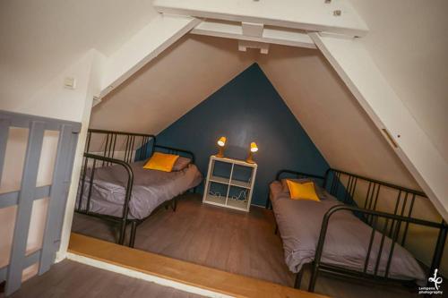 a room with two beds in a attic at DUPLEX CENTRE VILLE 6 personnes (WIFI/PARKING) in Troyes