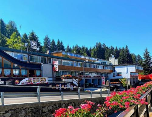 Το κτήριο όπου στεγάζεται  το ξενοδοχείο διαμερισμάτων