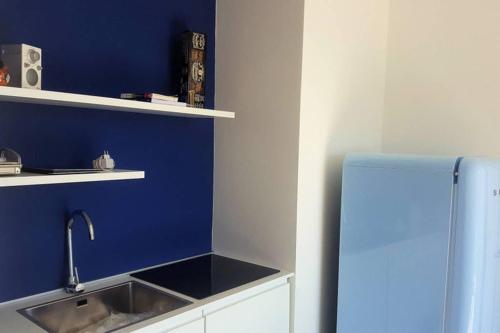 cocina con fregadero y pared azul en Infinity Blue en Portovenere