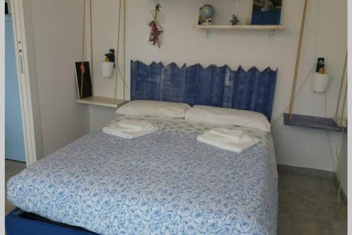 Una cama o camas en una habitación de Infinity Blue
