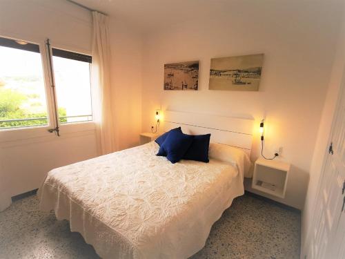 サガロにあるE31063 les mimosesのベッドルーム1室(青い枕のベッド1台付)