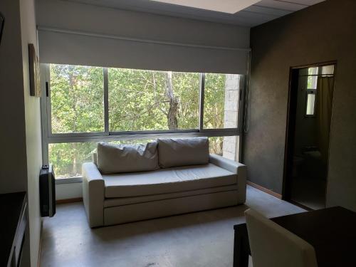 sala de estar con sofá frente a una ventana en Apartamento Ana del Mar, en Las Gaviotas