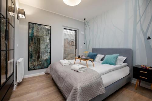 - une chambre avec un lit et une table dans l'établissement Exclusive Apartments Mostowa by Renters Prestige, à Poznań