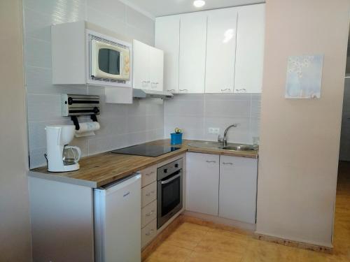 A kitchen or kitchenette at Oasis Marina Apartament