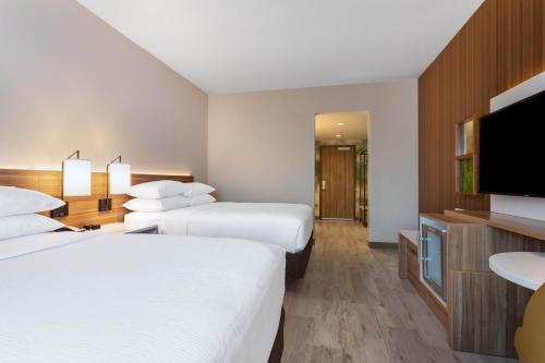 Tempat tidur dalam kamar di Wyndham Garden Orlando Universal / I Drive