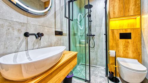 Ένα μπάνιο στο Apartament Wood Lux - 5D Apartamenty