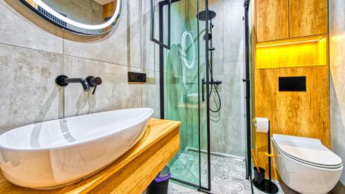 Kúpeľňa v ubytovaní Apartament Wood Lux - 5D Apartamenty